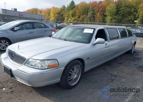 2008 Lincoln Town Car Executive z USA, uszkodzony, nr VIN 2L1FM88W28X658466